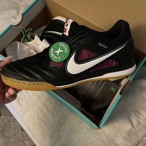 SUPREME x Nike SB Gato QS